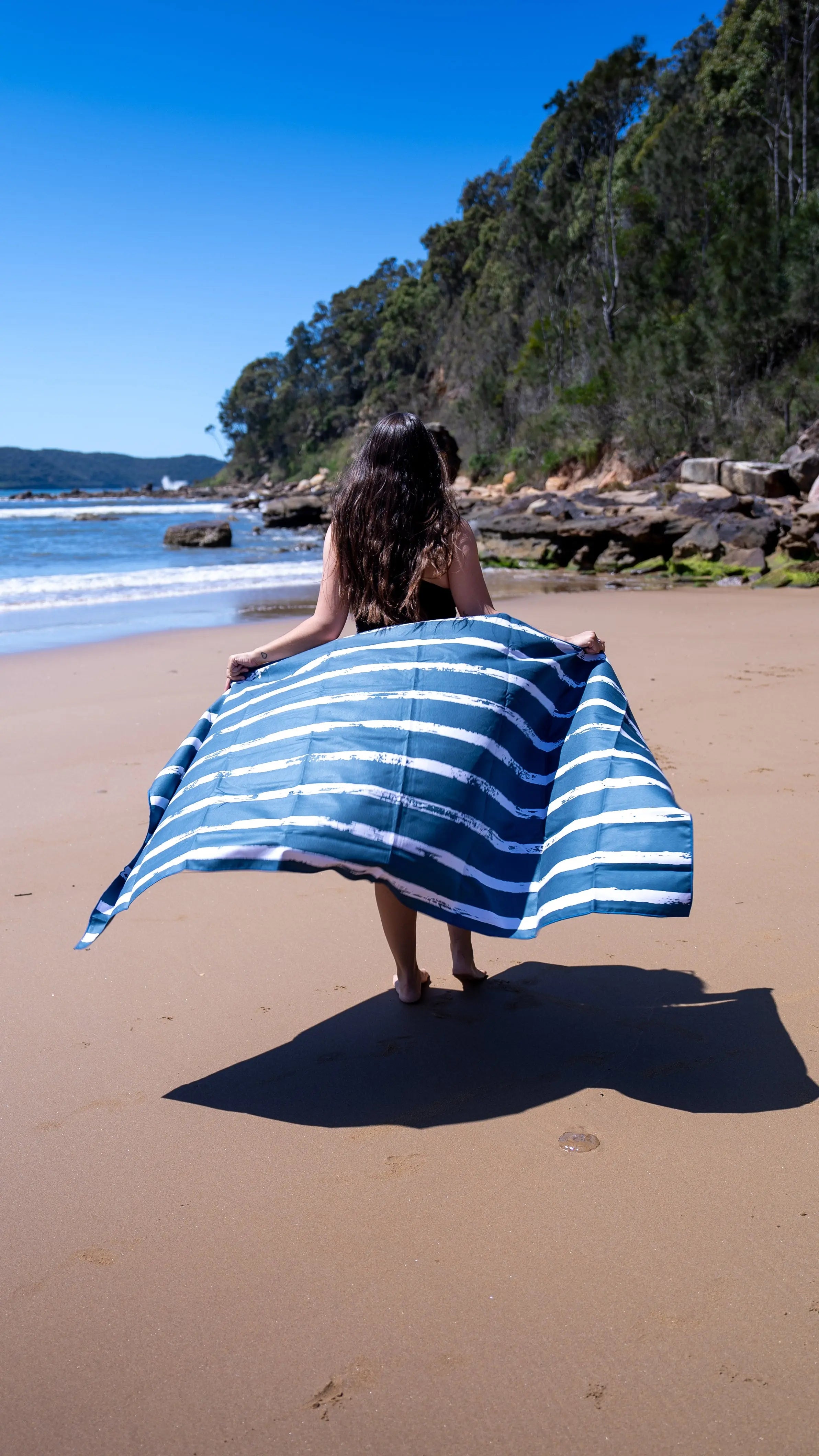 Palm Cove XL Beach Towel & Pouch Newlyfe