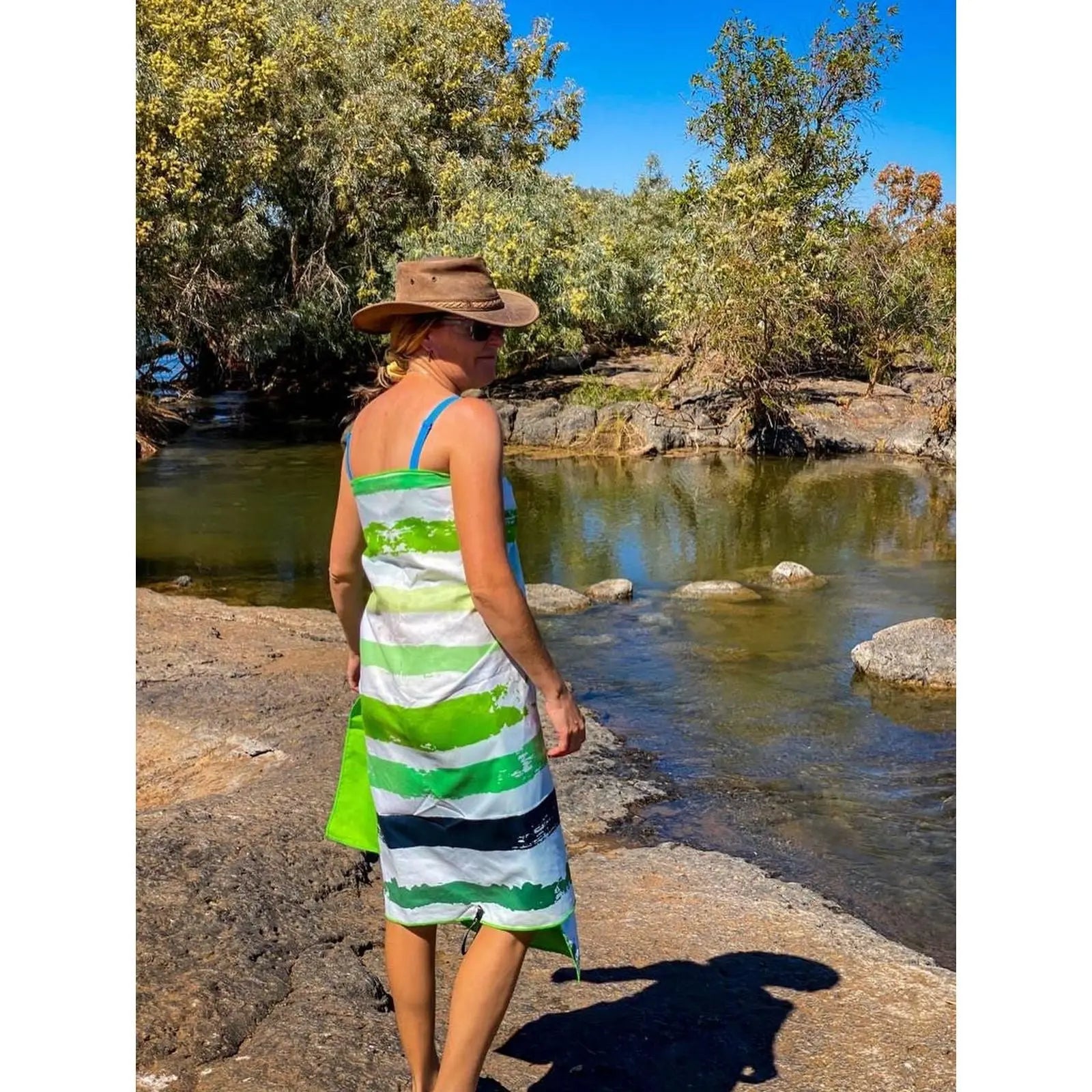 Airlie XL Beach Towel & Pouch Newlyfe