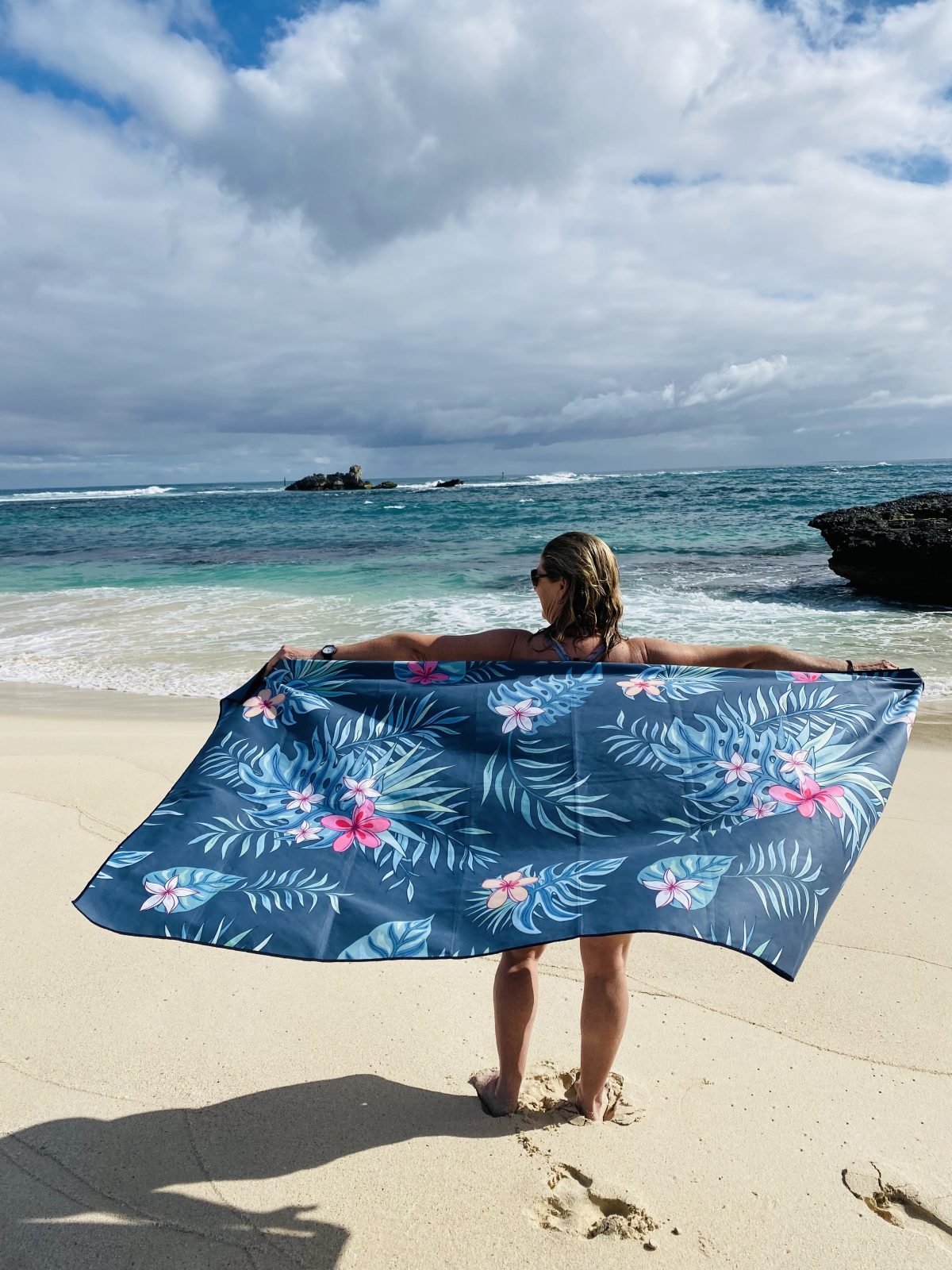 BYRON SAND FREE BEACH TOWEL